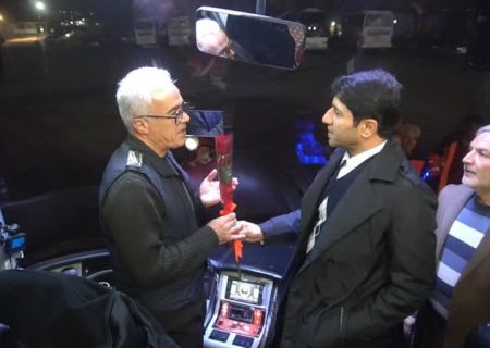 اهدای گل به رانندگان و مدیران عامل شرکت‌های مسافربری بجنورد به مناسبت هفته حمل و نقل، رانندگان و راهداری