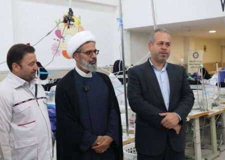 بازدید نماینده ولی فقیه و مسئولان استان از کارگران و مراکز حمایتی