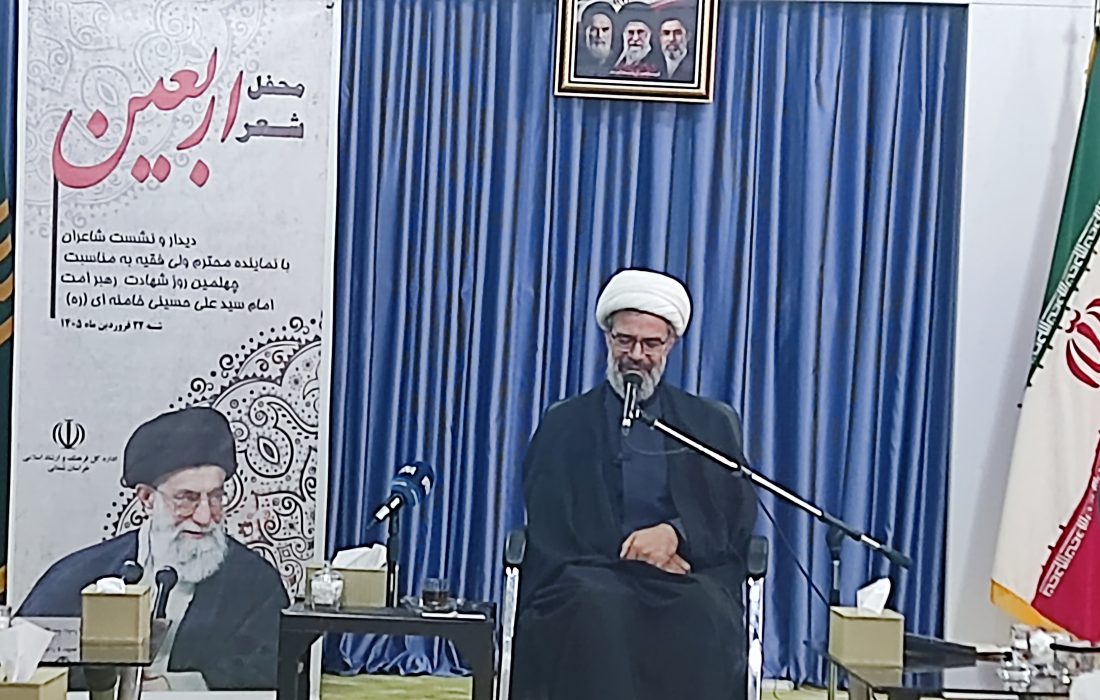 شعر می‌تواند موتور حرکت اجتماعی و فرهنگی باشد/وطن فروشی خباثت و کثافت کاری است
